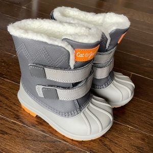 Toddler snow boots. Size 6T. Never worn. No tags.